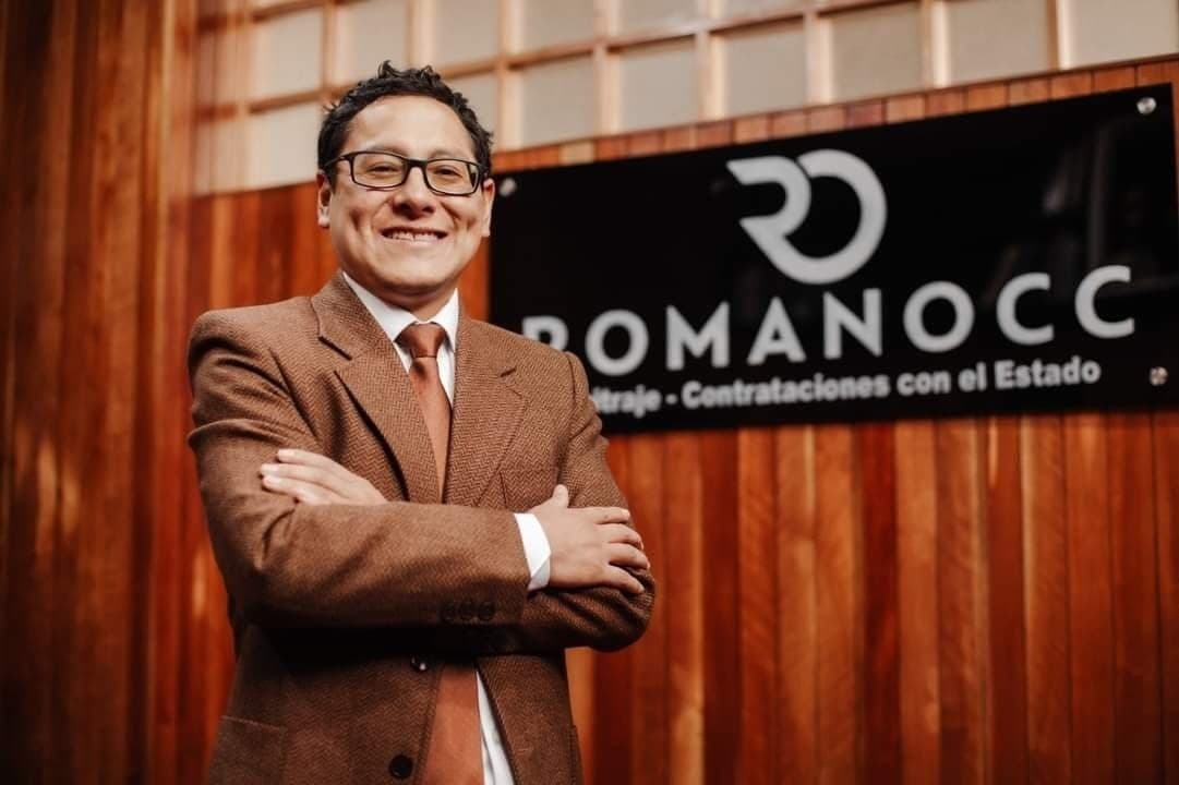 Fundador de ROMANOCC ante el logotipo del estudio